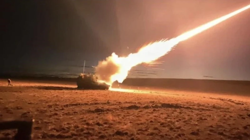 Disparo en la pampa austral de un Ob�s Autopropulsado M109A5 del Ej�rcito de Chile.